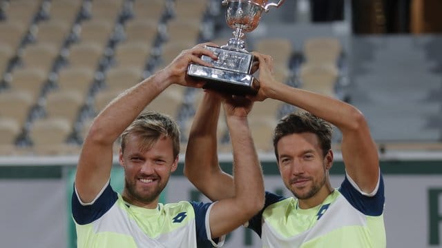 Gewann zum zweiten Mal den Doppel-Titel bei den French Open: Kevin Krawietz (l) und Andreas Mies.