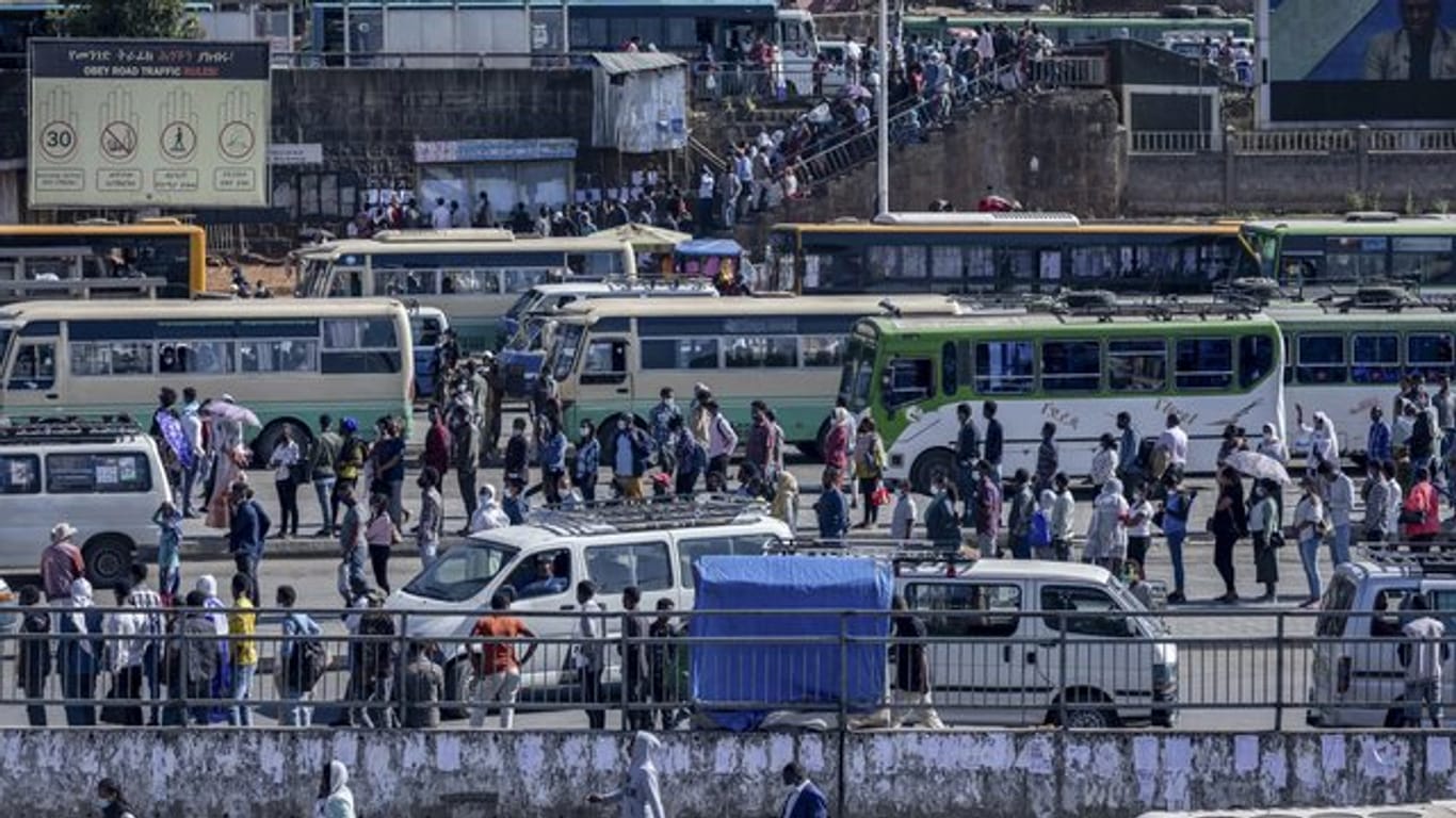 "Die militärische Eskalation in Äthiopien bedroht die Stabilität des ganzen Landes und der Region", sagte der EU-Kommissar für Krisenmanagement.