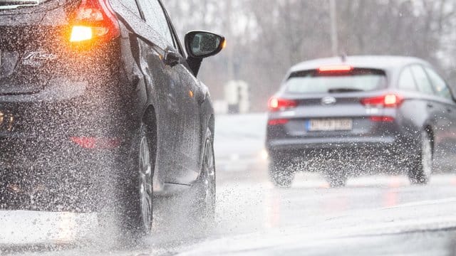 Regenwetter: Hier sollten Autofahrer ihren Scheibenwischer einschalten. Doch was, wenn sich dessen Intervalle nur per Touchscreen einstellen lassen?