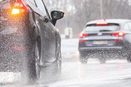 Regenwetter: Hier sollten Autofahrer ihren Scheibenwischer einschalten. Doch was, wenn sich dessen Intervalle nur per Touchscreen einstellen lassen?