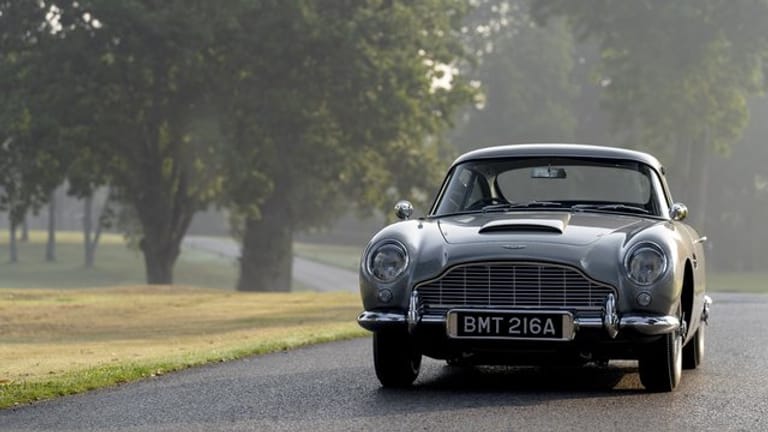 Bösewicht im Blick? Auch die Neuauflage vom Aston Martin DB5 hat bei Bedarf so manche Finesse auf Lager.