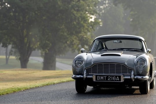 Bösewicht im Blick? Auch die Neuauflage vom Aston Martin DB5 hat bei Bedarf so manche Finesse auf Lager.