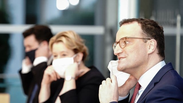 Gesundheitsminister Jens Spahn (r-l, CDU), Familienministerin Franziska Giffey (SPD) und Arbeitsminister Hubertus Heil (SPD) in Berlin. Gesundheitsminister Jens Spahn (r-l, CDU), Familienministerin Franziska Giffey (SPD) und Arbeitsminister Hubertus Heil (SPD) in Berlin.