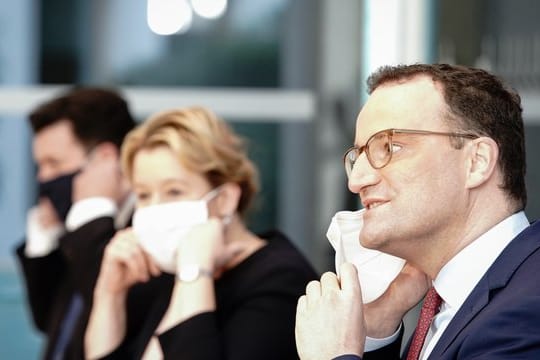 Gesundheitsminister Jens Spahn (r-l, CDU), Familienministerin Franziska Giffey (SPD) und Arbeitsminister Hubertus Heil (SPD) in Berlin.