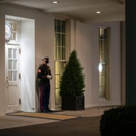 Ein Marinesoldat hält Wache vor dem Weißen Haus. Drinnen soll die Stimmung am Tiefpunkt sein.