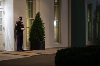 Ein Marinesoldat hält Wache vor dem Weißen Haus. Drinnen soll die Stimmung am Tiefpunkt sein.