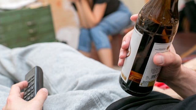 Bier trinken: Männer sollten maximal zwei kleine Gläser am Tag trinken und mindestens zwei Tage pro Woche alkoholfrei bleiben.