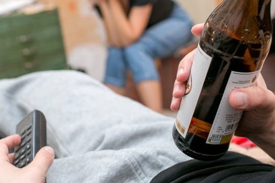 Bier trinken: Männer sollten maximal zwei kleine Gläser am Tag trinken und mindestens zwei Tage pro Woche alkoholfrei bleiben.