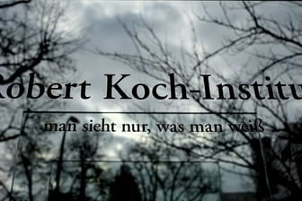 Schriftzug des Robert Koch-Instituts vor dem Hauptsitz der Bundesoberbehörde für Gesundheitspflege in Berlin.