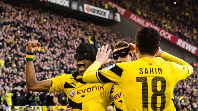 Jubelten schon 2015 beim BVB als Batman und Robin: Pierre-Emerick Aubameyang (r) und Marco Reus (M). Jubelten schon 2015 beim BVB als Batman und Robin: Pierre-Emerick Aubameyang (r) und Marco Reus (M).