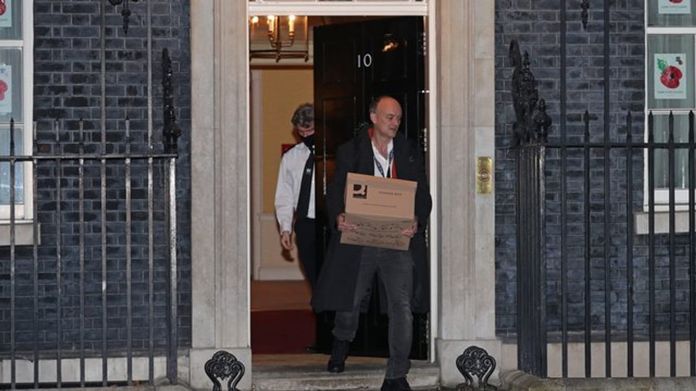 Johnsons Berater Dominic Cummings kommt mit einer Kiste aus der 10 Downing Street.