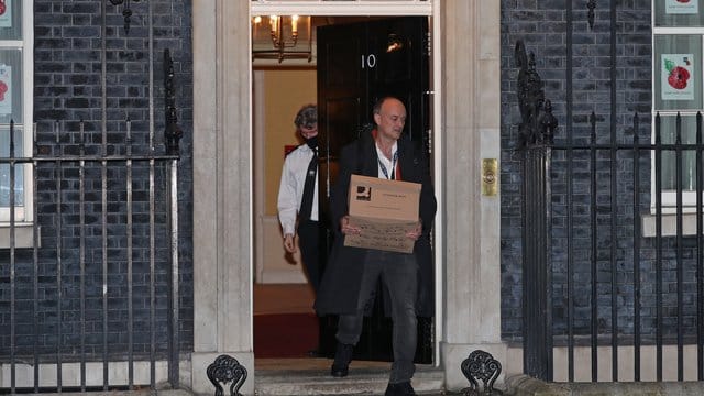 Johnsons Berater Dominic Cummings kommt mit einer Kiste aus der 10 Downing Street. Johnsons Berater Dominic Cummings kommt mit einer Kiste aus der 10 Downing Street.