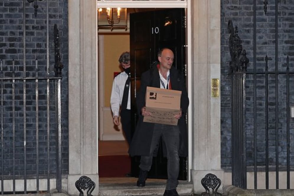Johnsons Berater Dominic Cummings kommt mit einer Kiste aus der 10 Downing Street.