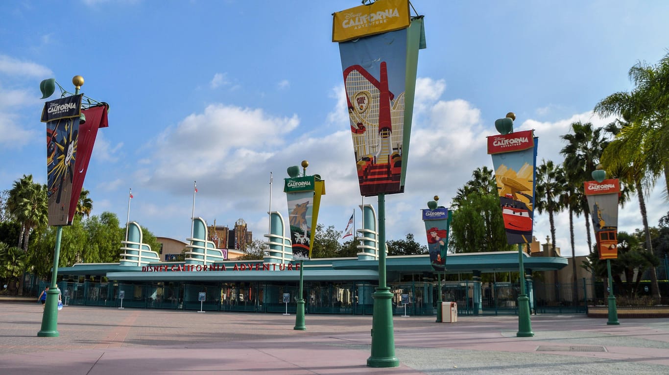 Das geschlossenee Disneyland in Kalifornien: Der Konzern macht in der Corona-Krise einen Millionenverlust.