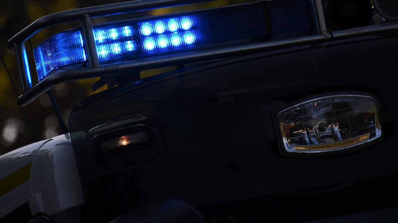 Blaulicht leuchtet auf einem Einsatzwagen der Feuerwehr: Ein Stapel Strohballen hat in der Tückingstraße lichterloh gebrannt.