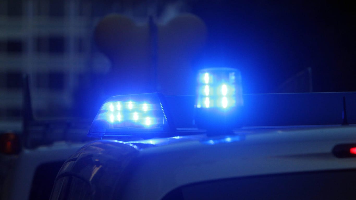 Blaulicht auf einem Polizeiwagen (Symbolbild): Drei Kinder haben in Essen ein Auto in einem Parkhaus angezündet.