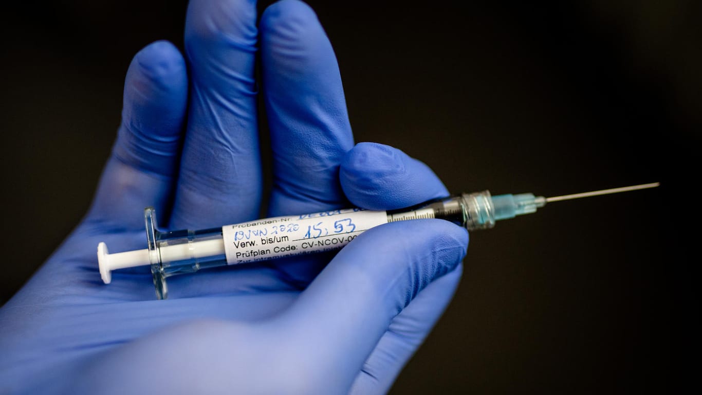 Ein Mann hält eine Spritze in der Hand: Die Bundesregierung bereitet sich auf das große Impfen gegen Corona vor.