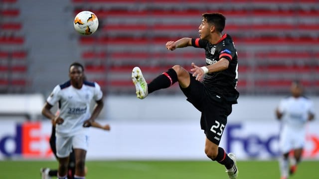 Leverkusens Exequiel Palacios hat sich schwer am Rücken verletzt. Leverkusens Exequiel Palacios hat sich schwer am Rücken verletzt.