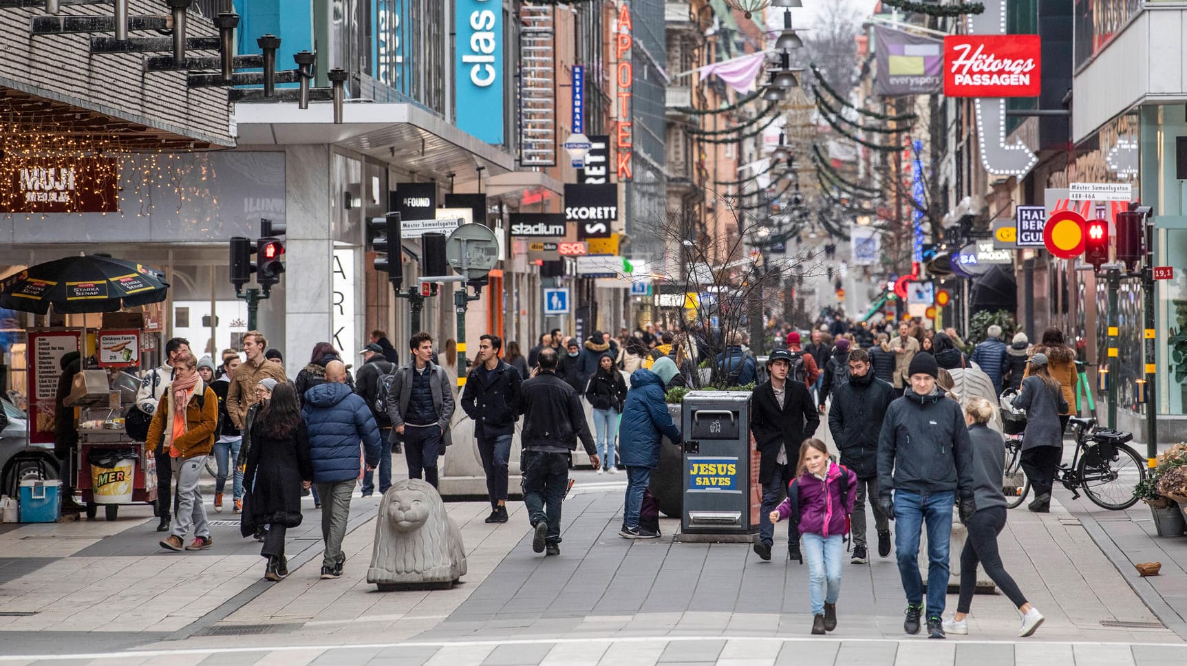 Shoppingmeile in Stockholm: Nach wie vor soll es in Schweden keine Maskenpflicht geben.