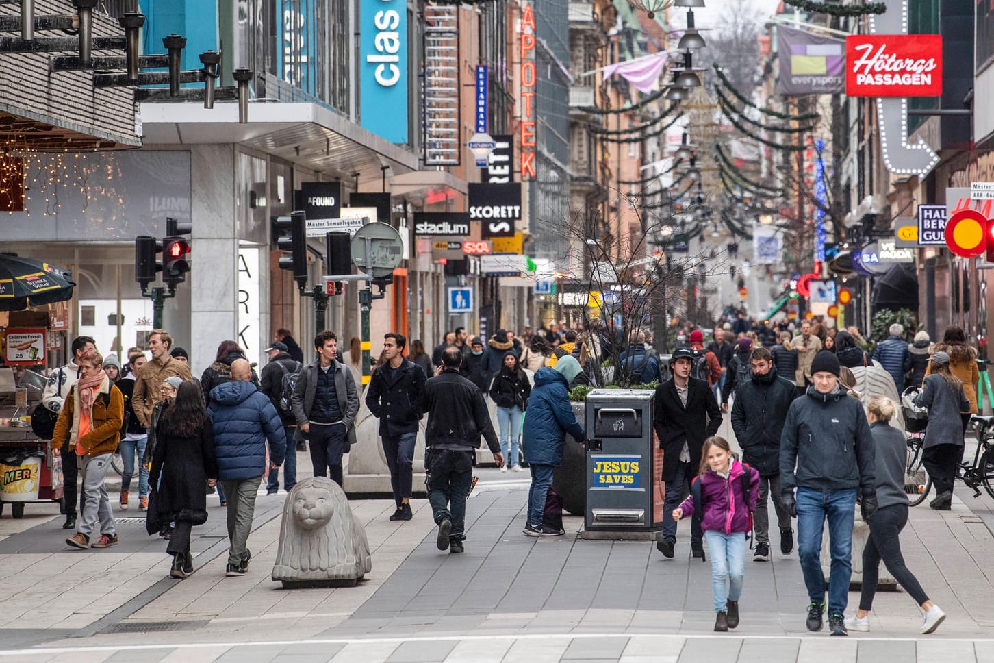 Shoppingmeile in Stockholm: Nach wie vor soll es in Schweden keine Maskenpflicht geben.