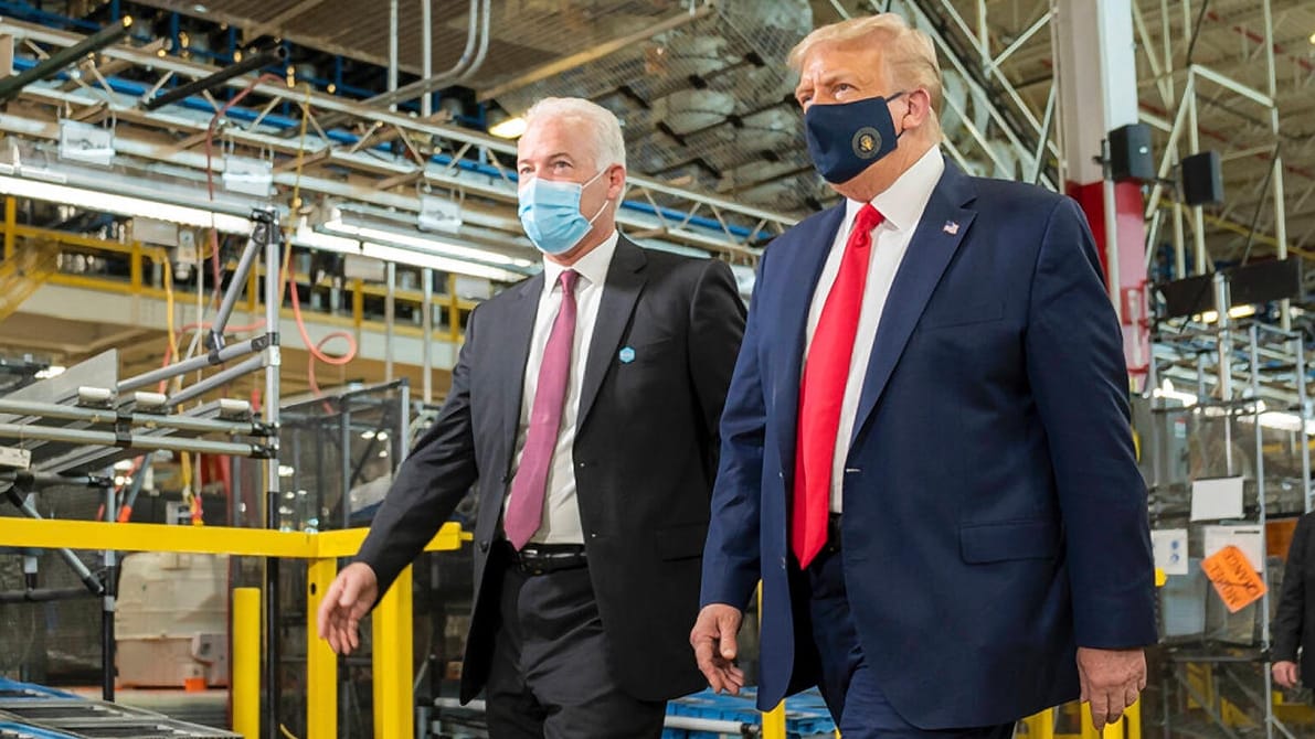 Donald Trump besucht eine Fabrik (Archivbild): Wirtschaftsforscher Marcel Fratzscher sagt, Trump habe nicht mit allem unrecht.