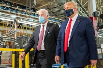 Donald Trump besucht eine Fabrik (Archivbild): Wirtschaftsforscher Marcel Fratzscher sagt, Trump habe nicht mit allem unrecht.