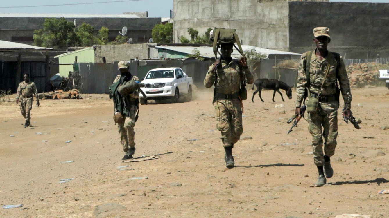 Soldaten der äthiopischen Armee in der Region Tigray: Wer das Massaker in der Stadt Mai-Kadra verübt hat, ist unklar.