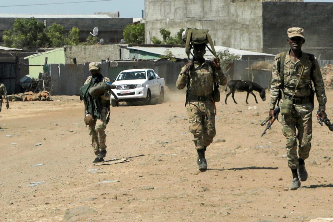 Soldaten der äthiopischen Armee in der Region Tigray: Wer das Massaker in der Stadt Mai-Kadra verübt hat, ist unklar.