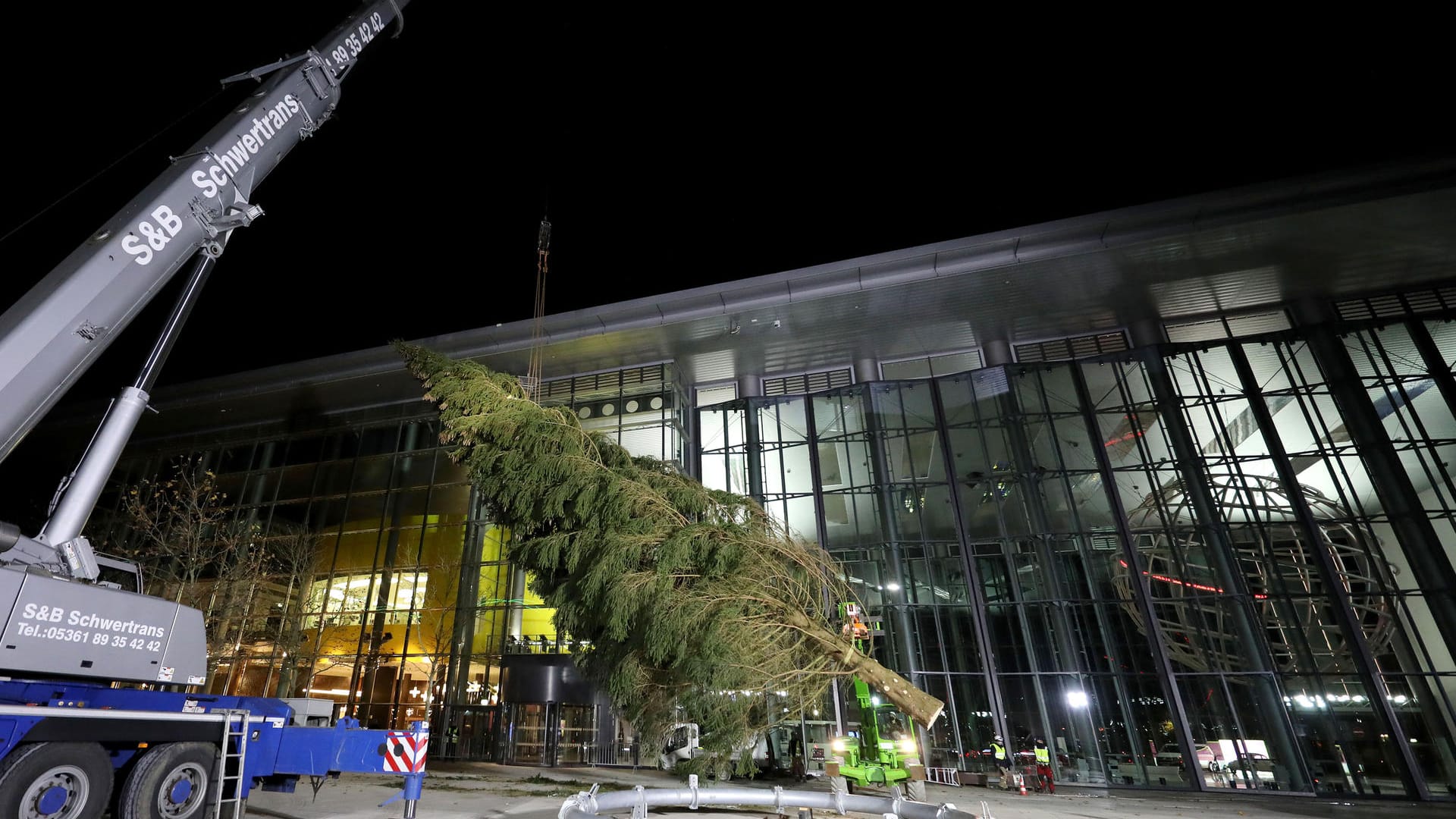 Ein Autokran hilft dabei, den Weihnachtsbaum in der Autostadt aufzustellen: Noch bis zum 27. November kann er besucht werden.