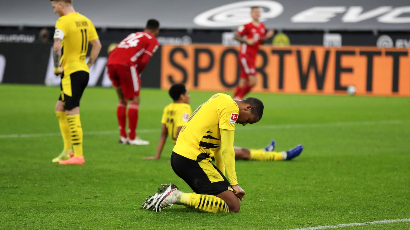 Manuel Akanji beim Spiel gegen den FC Bayern: Der BVB-Verteidiger wurde nach der Partie rassistisch beleidigt.