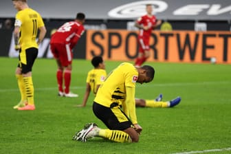 Manuel Akanji beim Spiel gegen den FC Bayern: Der BVB-Verteidiger wurde nach der Partie rassistisch beleidigt.