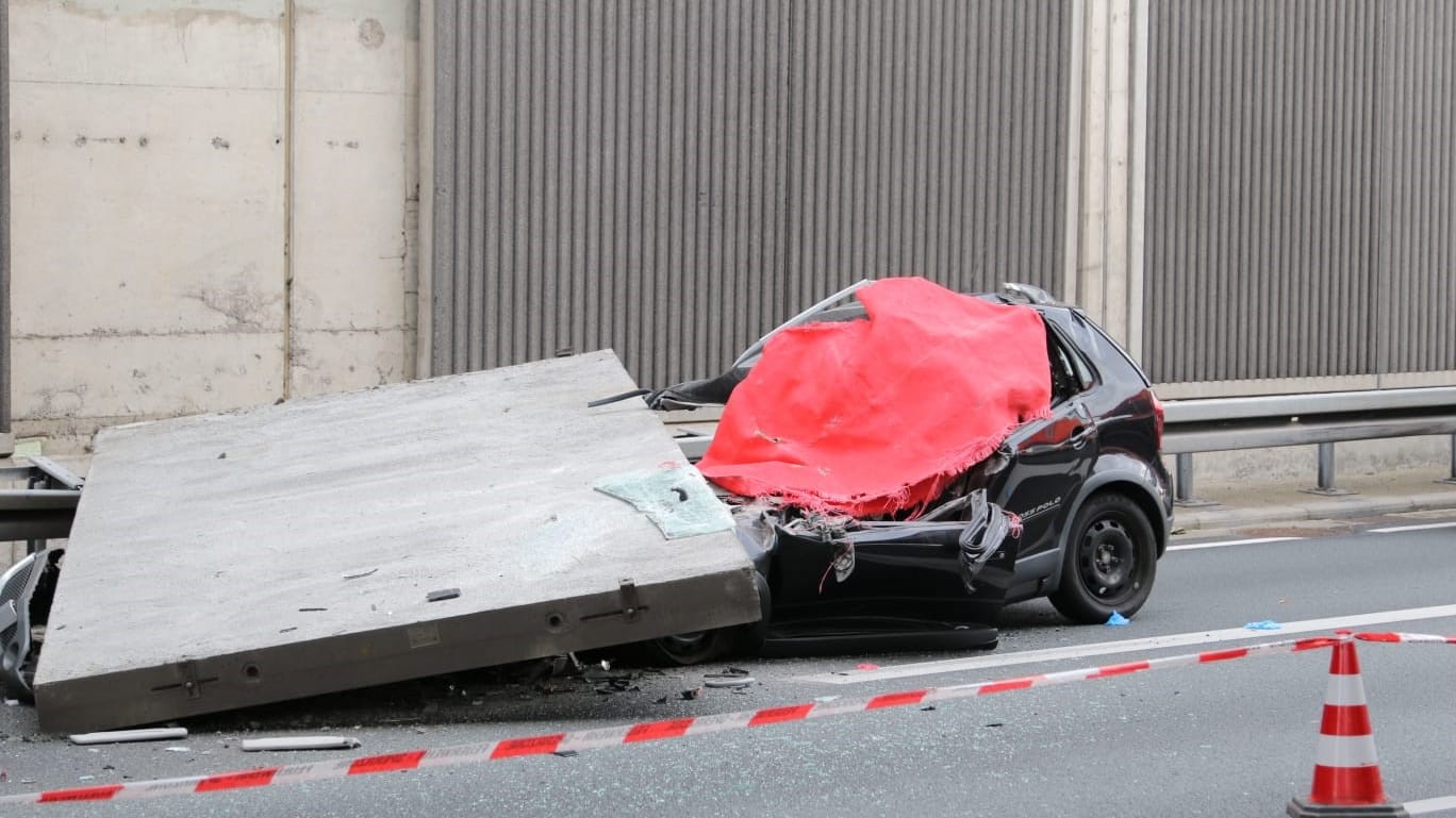 Ein Betonteil einer Lärmschutzwand liegt auf der Autobahn 3 auf einem Pkw: Die Fahrerin wurde getötet.