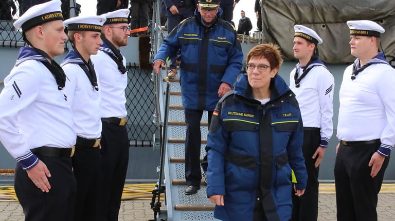 Verteidigungsministerin Annegret Kramp-Karrenbauer (CDU) bei einem Marine-Besuch in Warnemünde 2019: Neuer Marine-Chef wird Kay-Achim Schönbach.