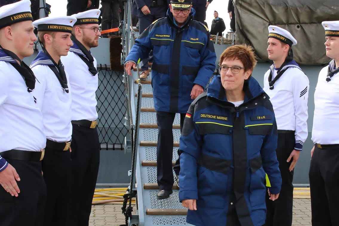 Verteidigungsministerin Annegret Kramp-Karrenbauer (CDU) bei einem Marine-Besuch in Warnemünde 2019: Neuer Marine-Chef wird Kay-Achim Schönbach.