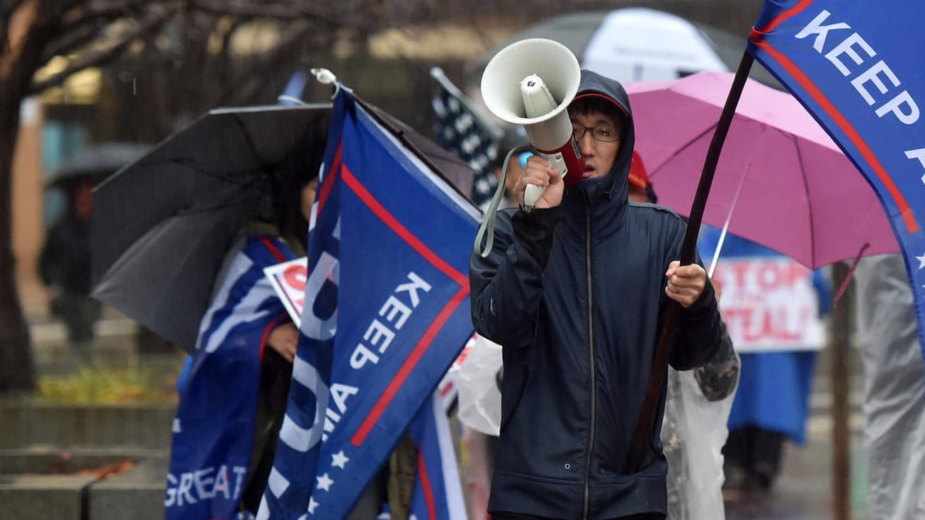 Trump-Fans protestieren im US-Bundesstaat Pennsylvania: Mehrere US-Behörden haben die Betrugsvorwürfe bei den Präsidentschaftswahlen entkräftet.