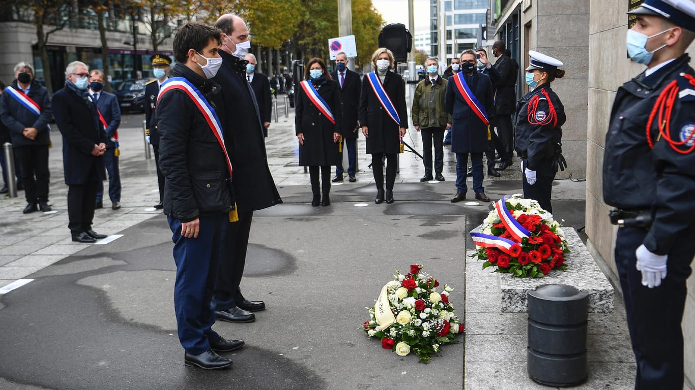 Frankreich erinnert an Pariser Terroranschläge: Der Bürgermeister von Saint-Denis, Mathieu Hanotin (l), und der französische Premierminister Jean Castex nehmen an einer Kranzniederlegungszeremonie teil.