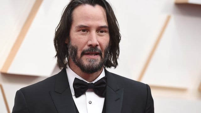 Mehrere hundert Leute feiern im Filmstudio in Corona-Zeiten eine Party - laut Darstellung des Studios Babelsberg war das Teil eines Drehs für den Film "Matrix" mit Keanu Reeves. Mehrere hundert Leute feiern im Filmstudio in Corona-Zeiten eine Party - laut Darstellung des Studios Babelsberg war das Teil eines Drehs für den Film "Matrix" mit Keanu Reeves.
