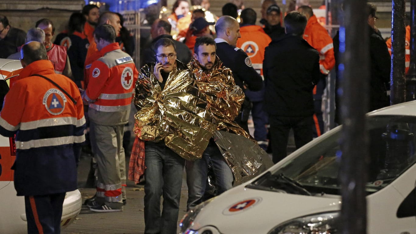 Paris im November 2015: Opfer des Anschlags versuchen ihre Angehörigen zu erreichen.