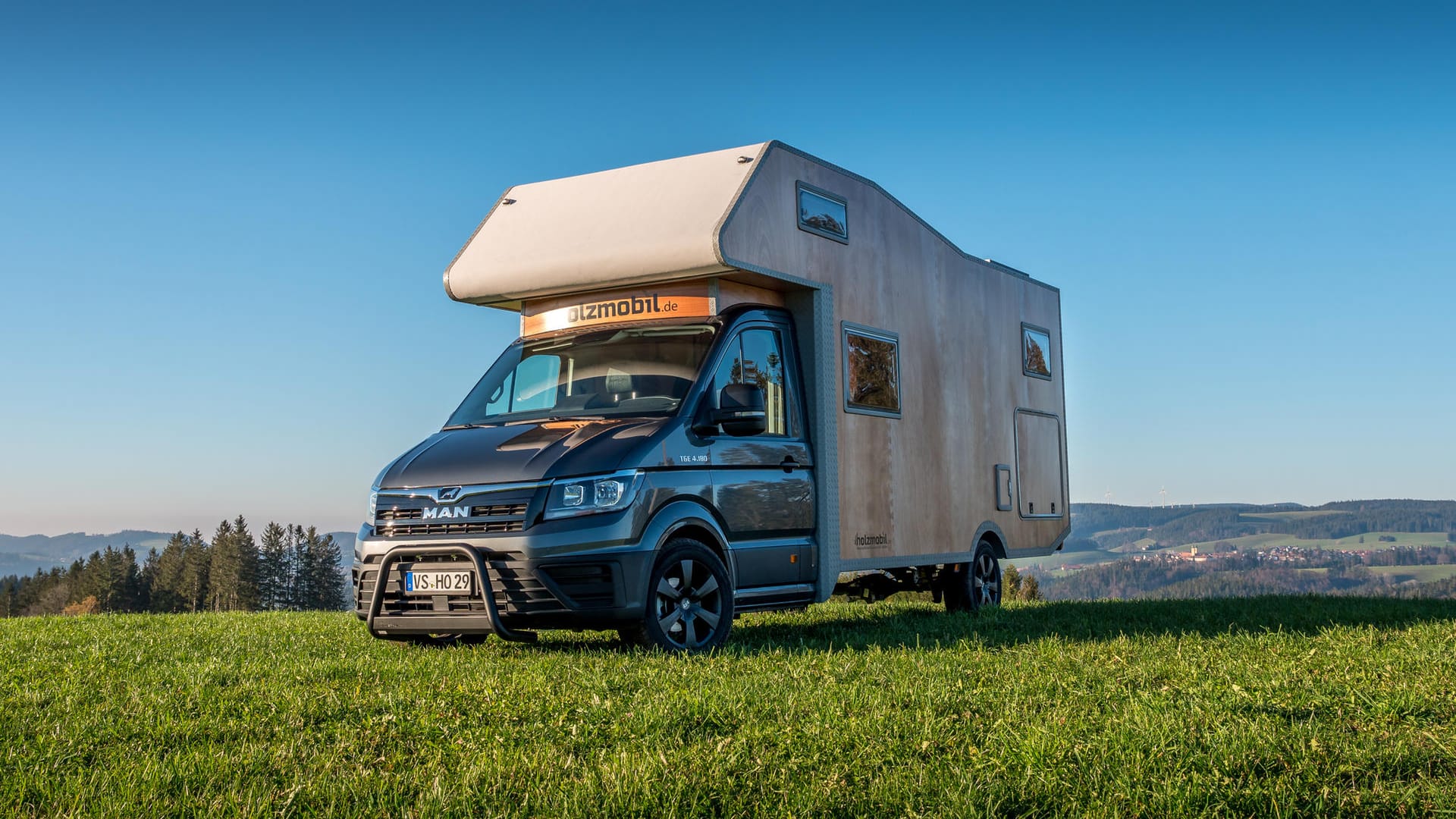 Selbstbau: Holzmobil will ein Wohnmobil in Kleinserie fertigen, das mit einem aus Holz gezimmerten Aufbau vorfährt.