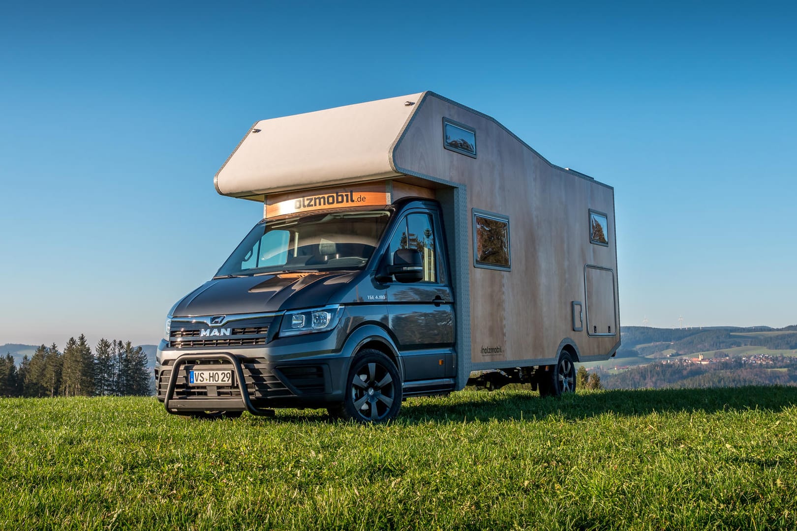 Selbstbau: Holzmobil will ein Wohnmobil in Kleinserie fertigen, das mit einem aus Holz gezimmerten Aufbau vorfährt.