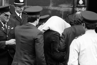 Peter Sutcliffe: Der als "Ripper von Yorkshire" (hier mit Decke auf dem Kopf) bekannt gewordene Serienmörder wird im Jahr 1981 in ein Gerichtsgebäude gebracht. Nun starb er mit dem Coronavirus.