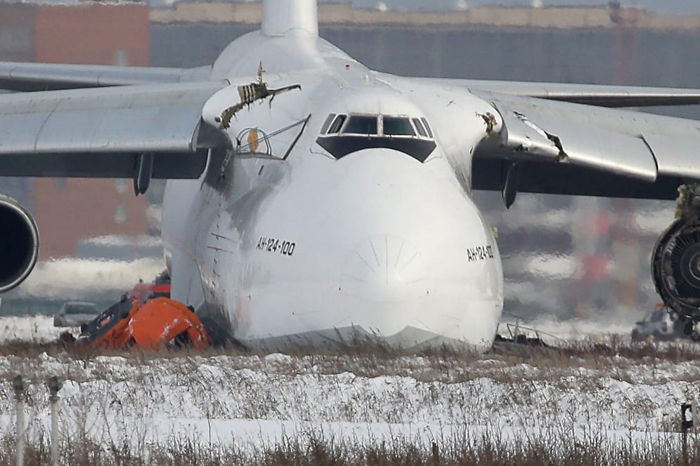 Die Antonov An-124 nach der Bruchlandung in Nowosibirsk: An einem Triebwerk und an den Tragflächen sind deutliche Schäden zu erkennen.