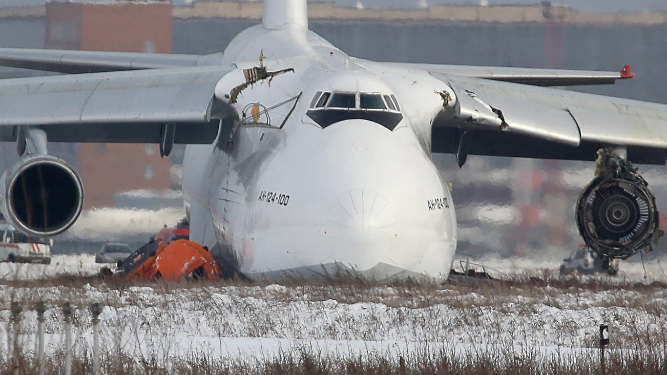 Die Antonov An-124 nach der Bruchlandung in Nowosibirsk: An einem Triebwerk und an den Tragflächen sind deutliche Schäden zu erkennen.