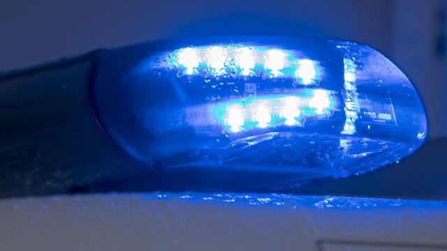 Ein Blaulicht leuchtet auf dem Dach einer Polizeistreife (Symbolbild): Die Polizei hat in Berlin eine Feier aufgelöst. Ein Blaulicht leuchtet auf dem Dach einer Polizeistreife (Symbolbild): Die Polizei hat in Berlin eine Feier aufgelöst.