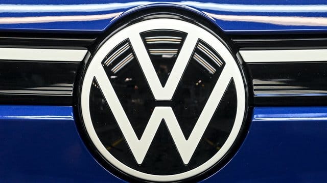 Die Lampen im Lichttunnel spiegeln sich im Lack eines VW