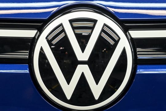 Die Lampen im Lichttunnel spiegeln sich im Lack eines VW