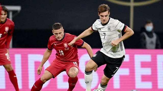 Florian Neuhaus (r) hat schon gegen Tschechien das Trikot der DFB-Elf getragen. Florian Neuhaus (r) hat schon gegen Tschechien das Trikot der DFB-Elf getragen.