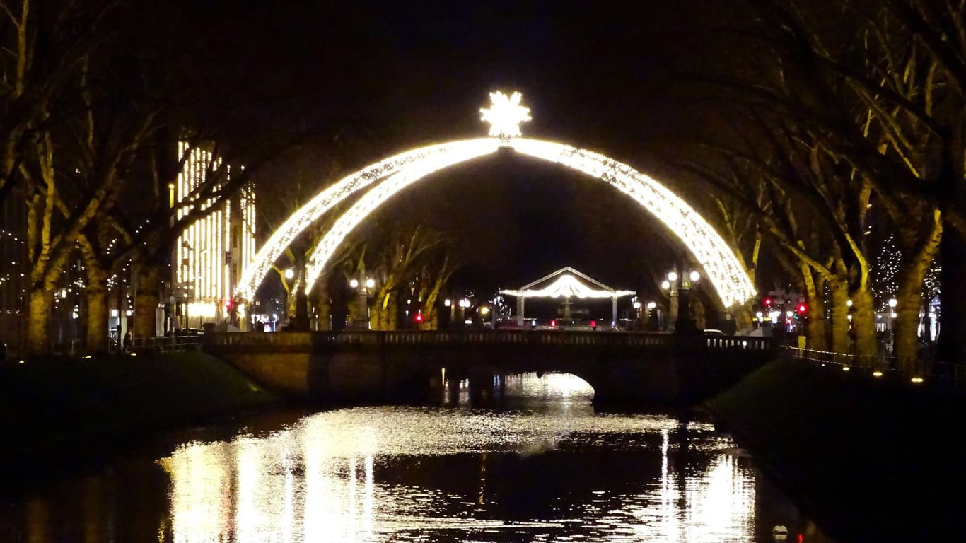 Der weihnachtliche Lichterbogen über dem Kö-Graben in Düsseldorf: Ein geplanter Drive-In-Weihnachtsmarkt kann nun vorerst doch nicht an den Start gehen.