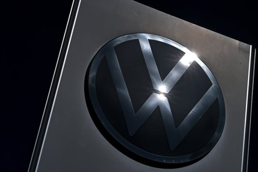 Blick auf das VW-Logo