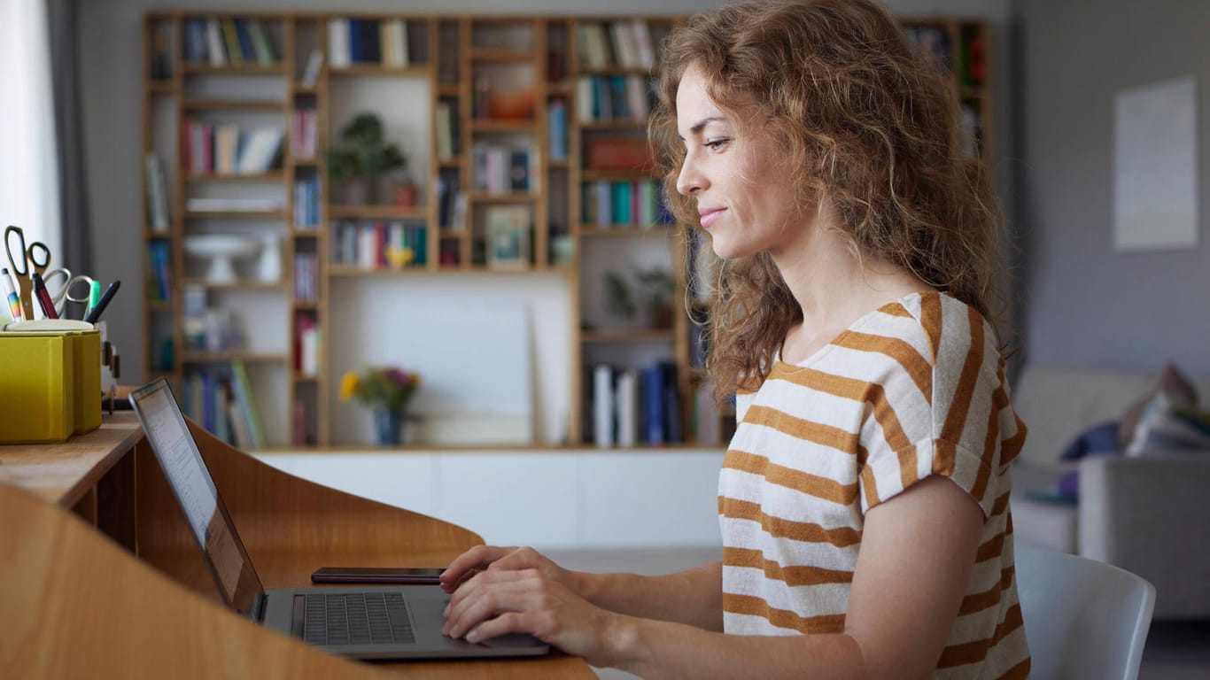 Frau am Laptop (Symbolbild): Ein Experte der Deutschen Bank fordert eine Steuer aufs Homeoffice.